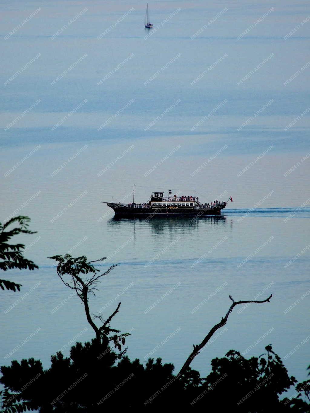 Közlekedés - Tihany - A Jókai nosztalgiahajó a Balatonon