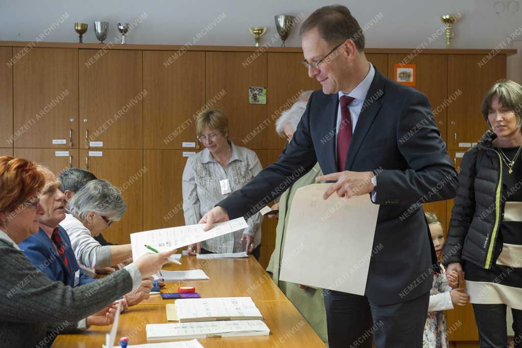 OGY2014 - Fidesz - Navracsics Tibor szavaz