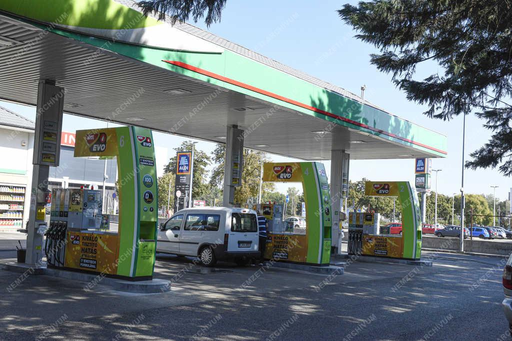 Közlekedés - Budapest - MOL üzemanyagtöltő állomás