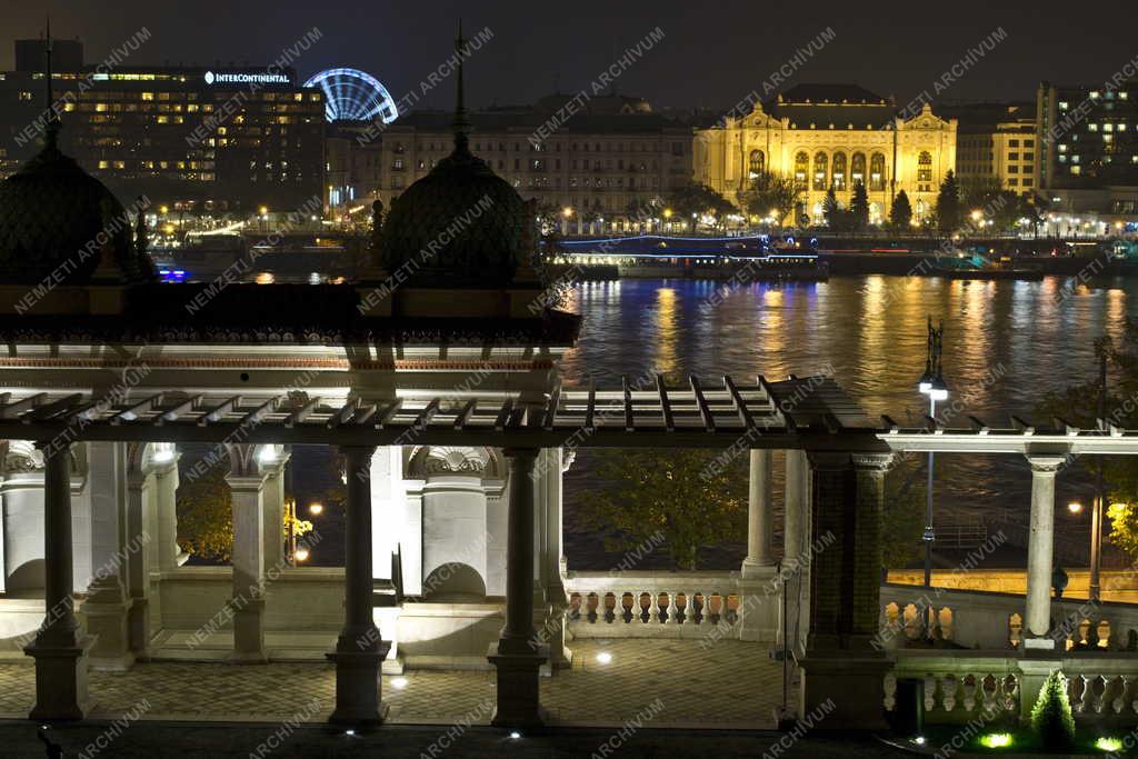 Műemlék - Budapest - A Várkert Bazár esti kivilágításban
