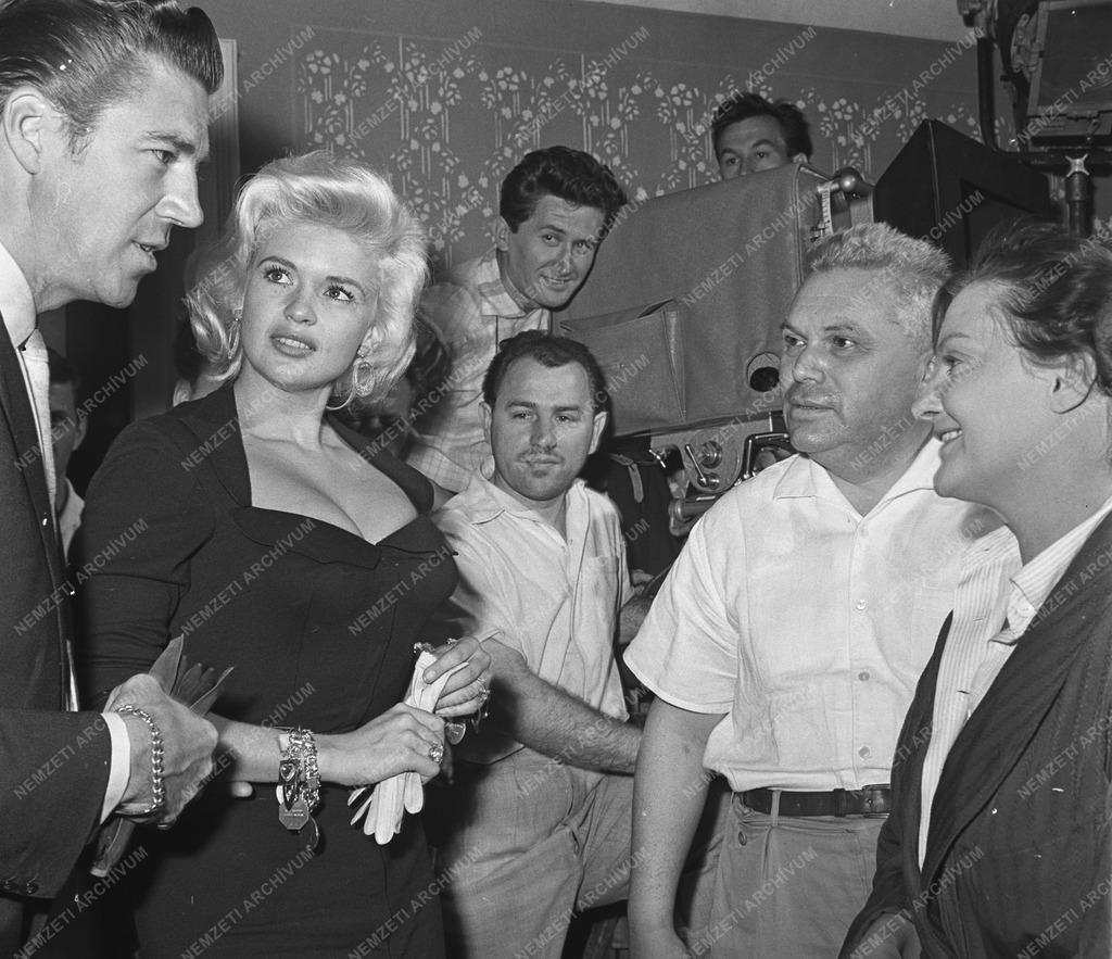 Jayne Mansfield és Hargitay Miklós amerikai filmszínészek Budapesten