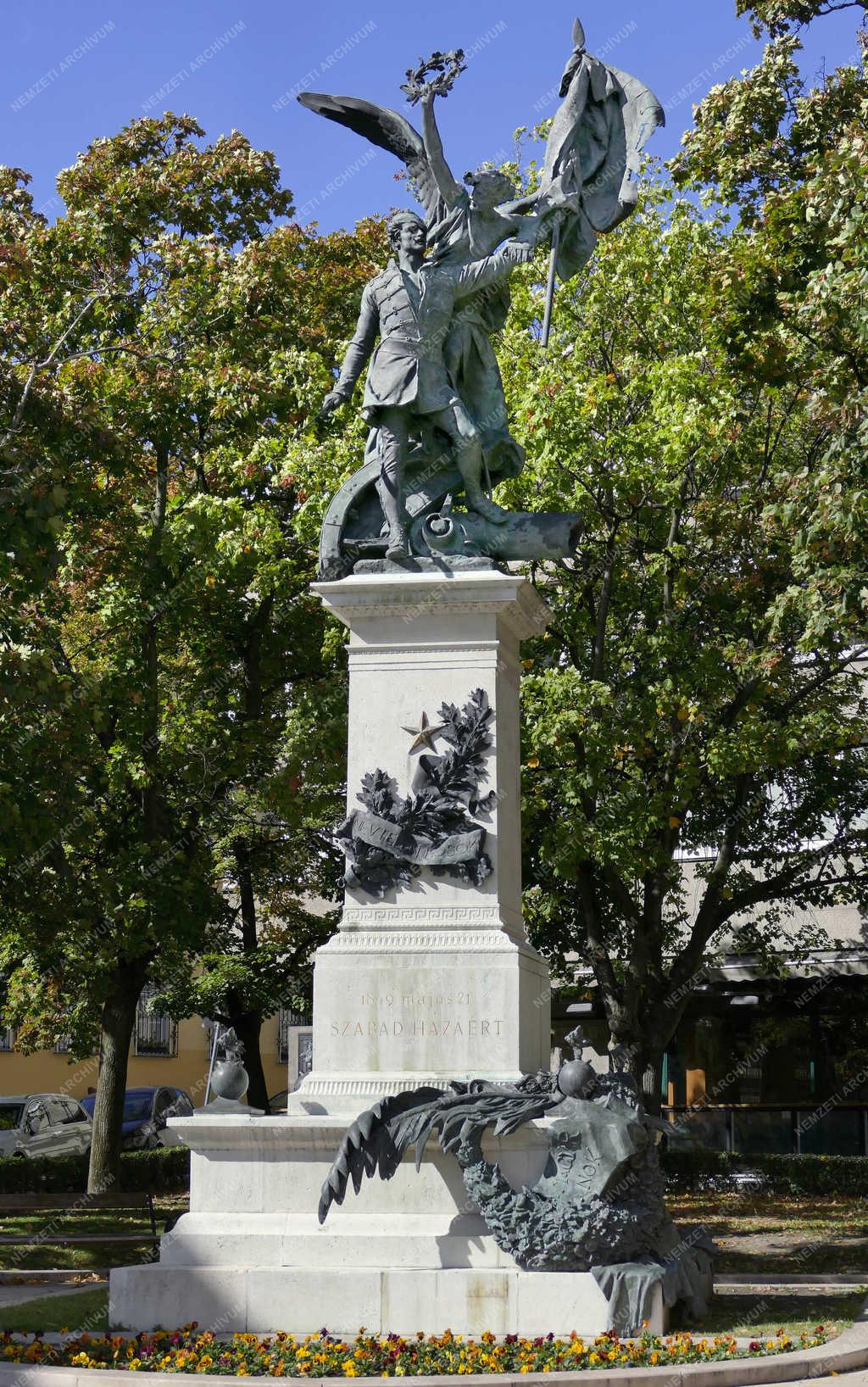 Köztéri műalkotás - Budapest - Honvéd emlékmű a Várban