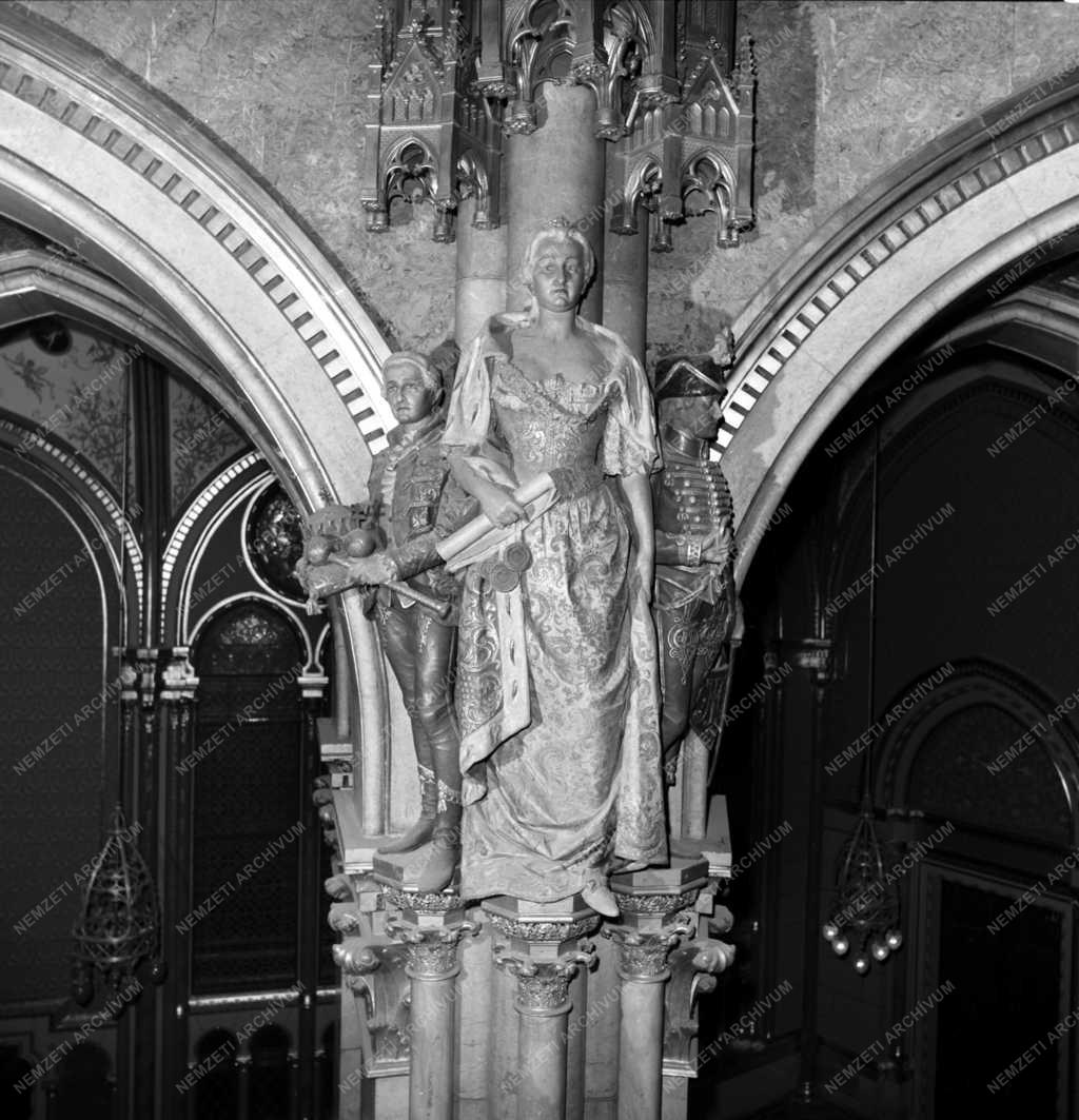 Építészet - Országház - Királyszobrok