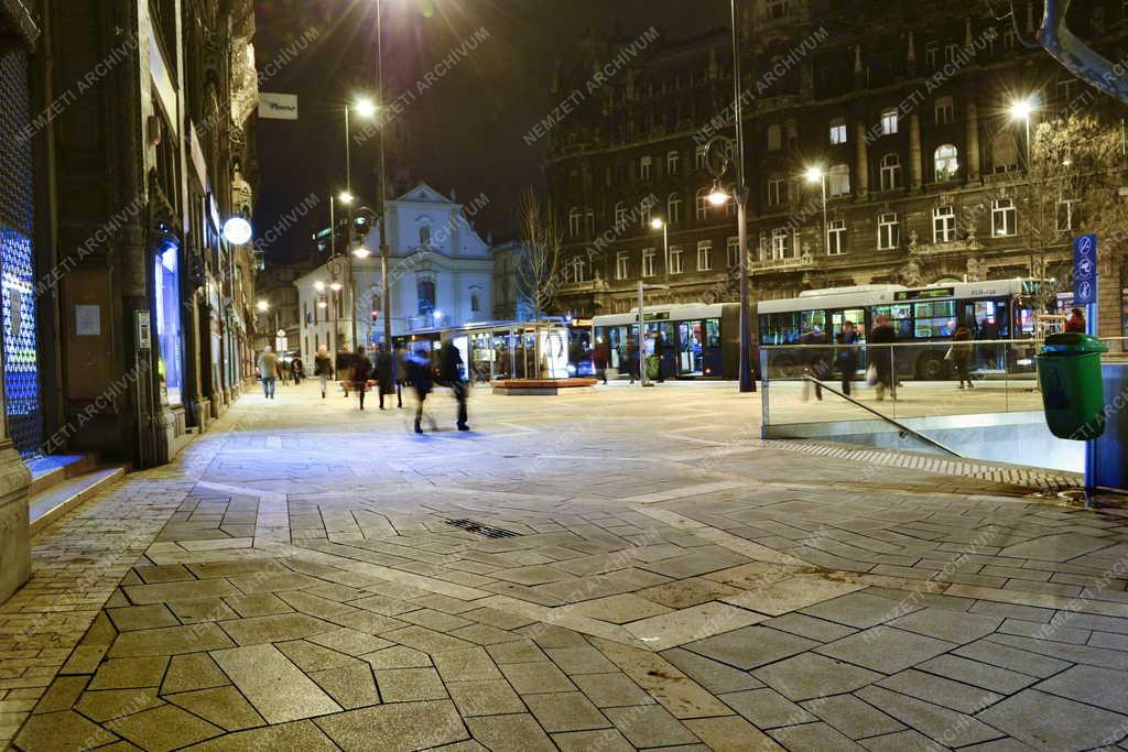 Városkép - Budapest - Megújult a Ferenciek tere 