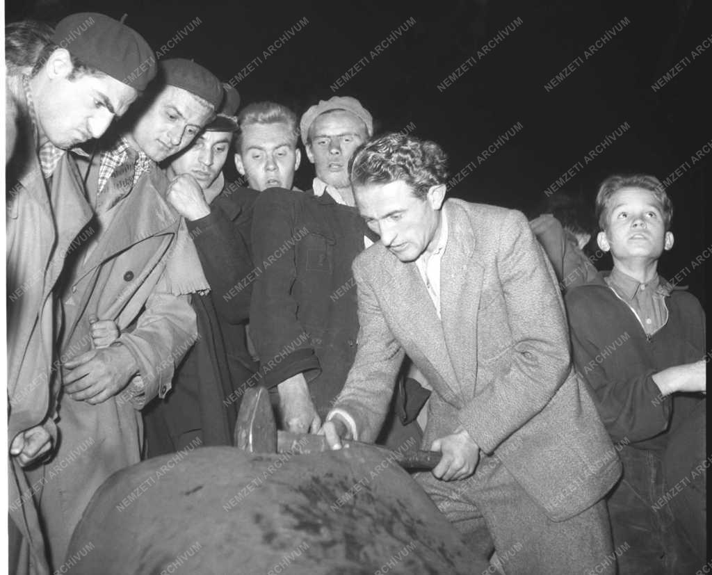 Ötvenhat emléke - A ledöntött Sztálin-szobor szétverése