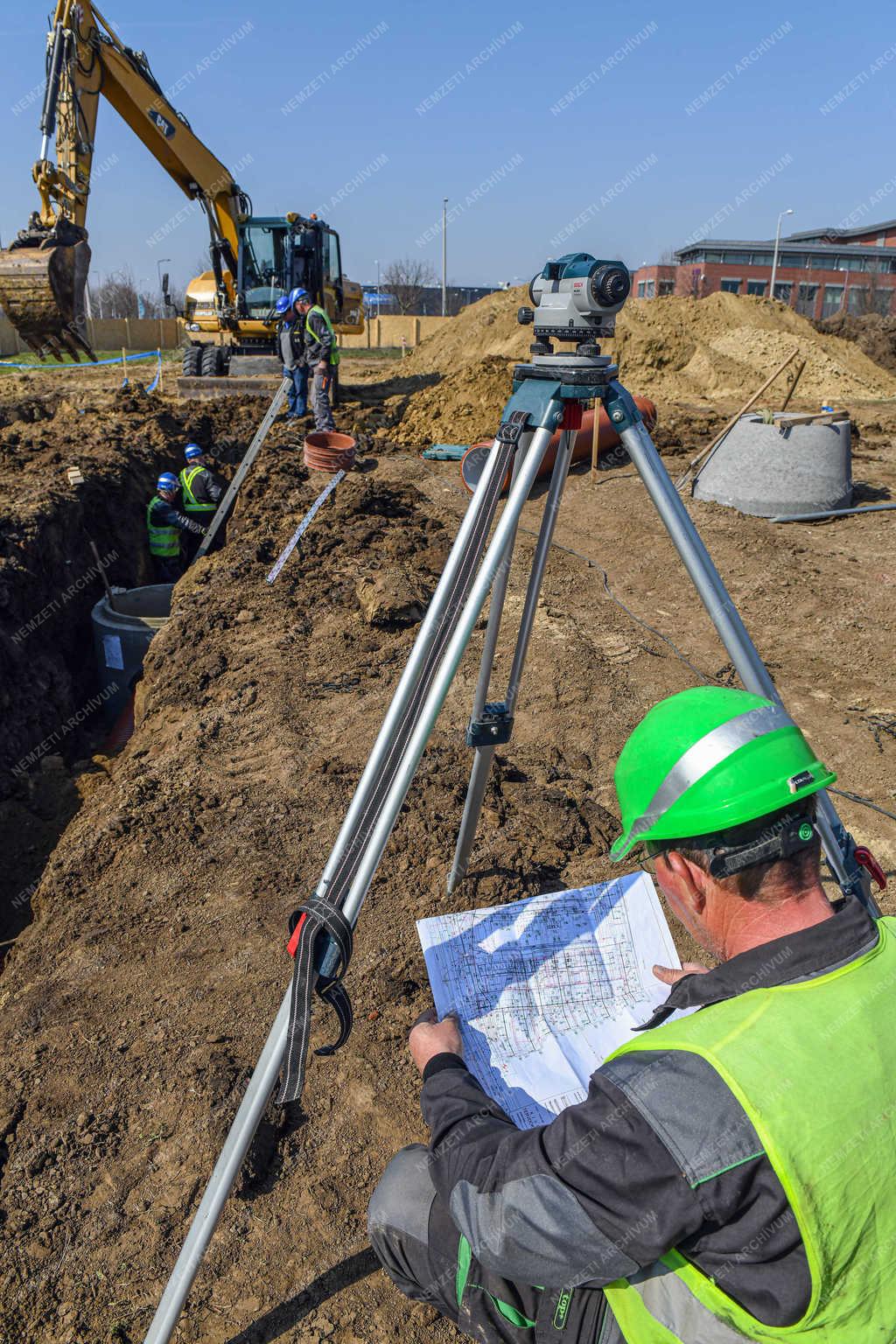 Építőipar - Debrecen - Innovációs Központ épül 