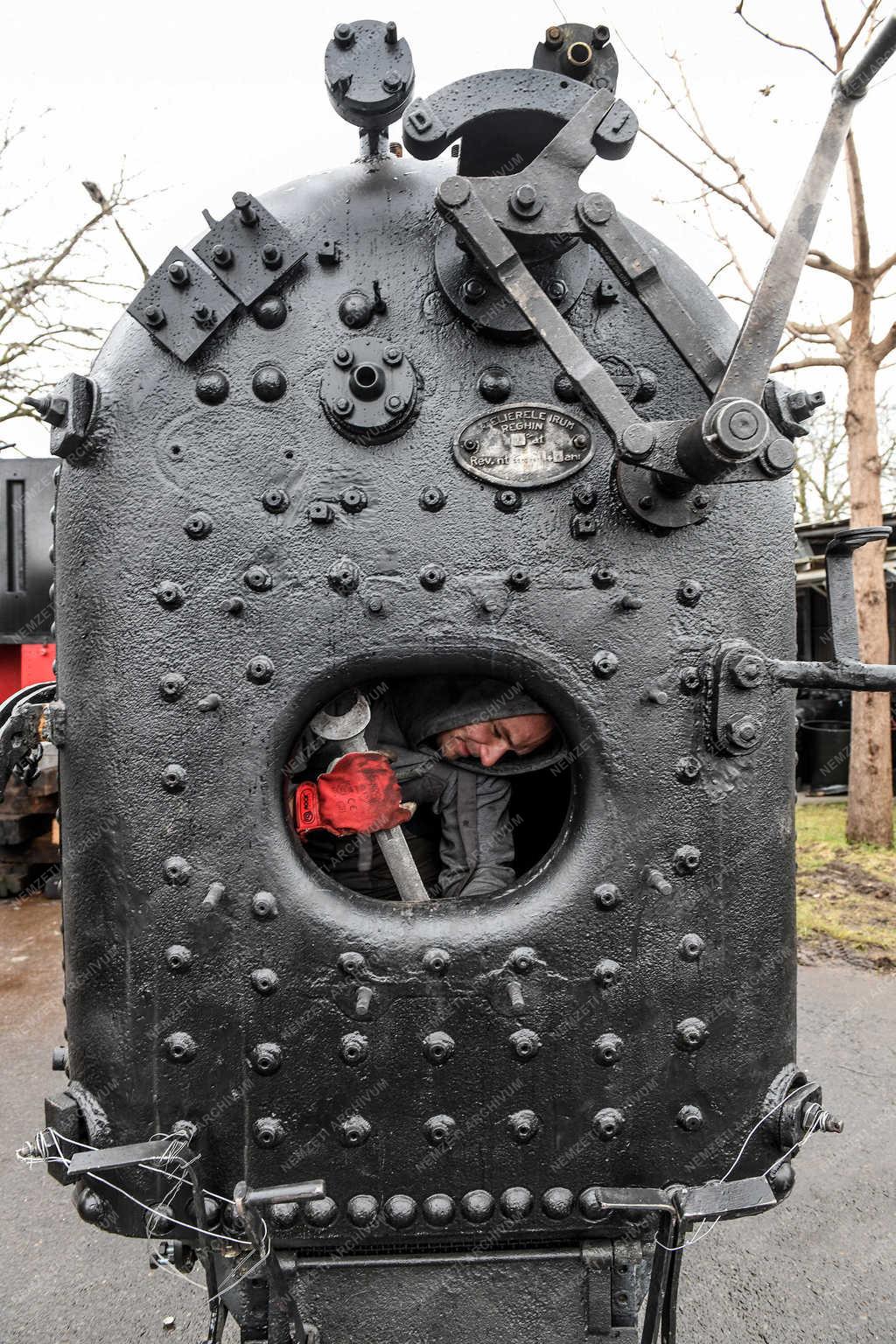 Közlekedés - Debrecen -  Mozdony felújítás