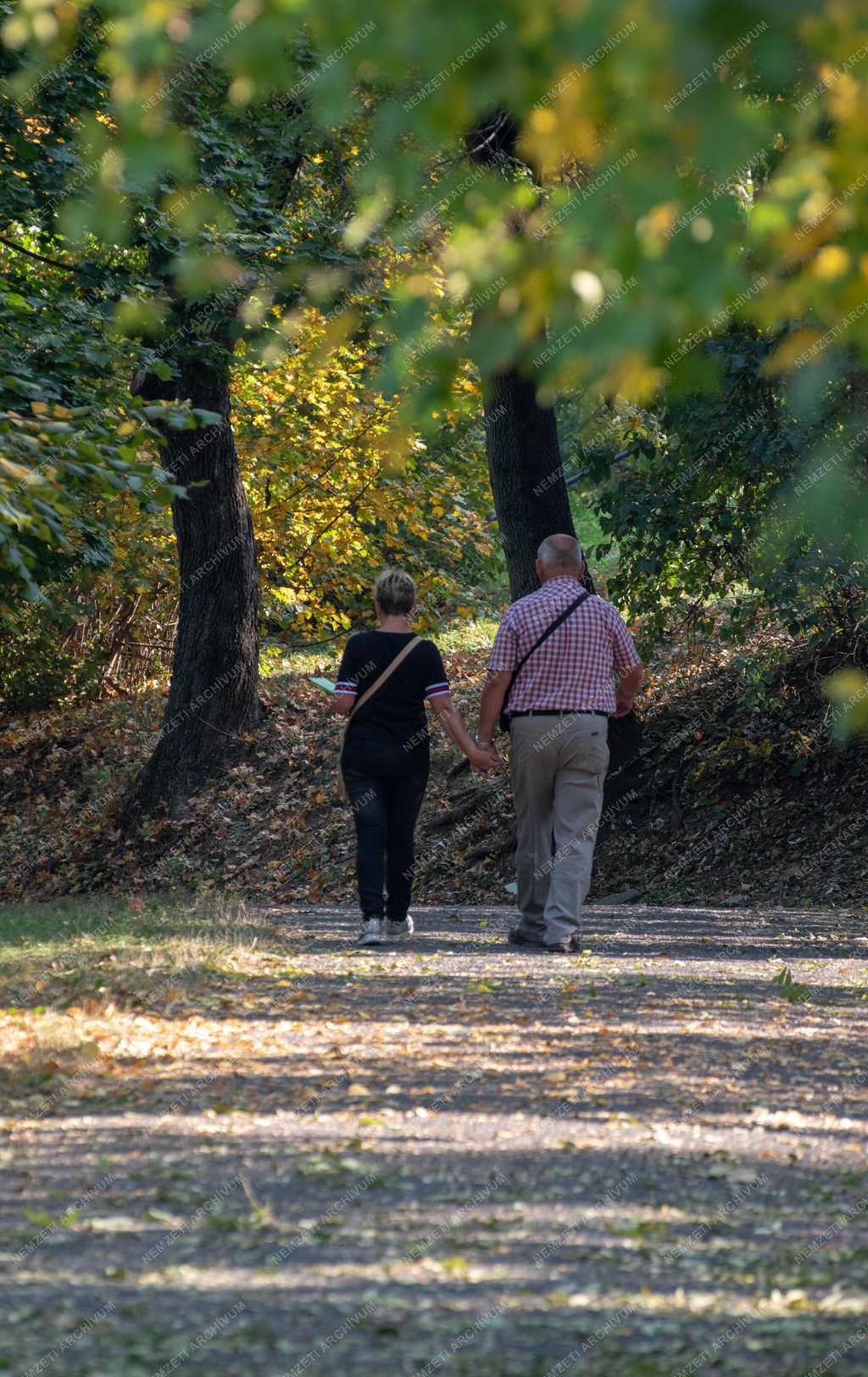 Életkép - Budapest - Kézenfogva