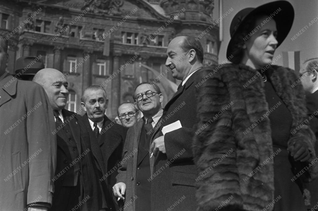 A FELSZAB. ÉVFORD Szabadság tér