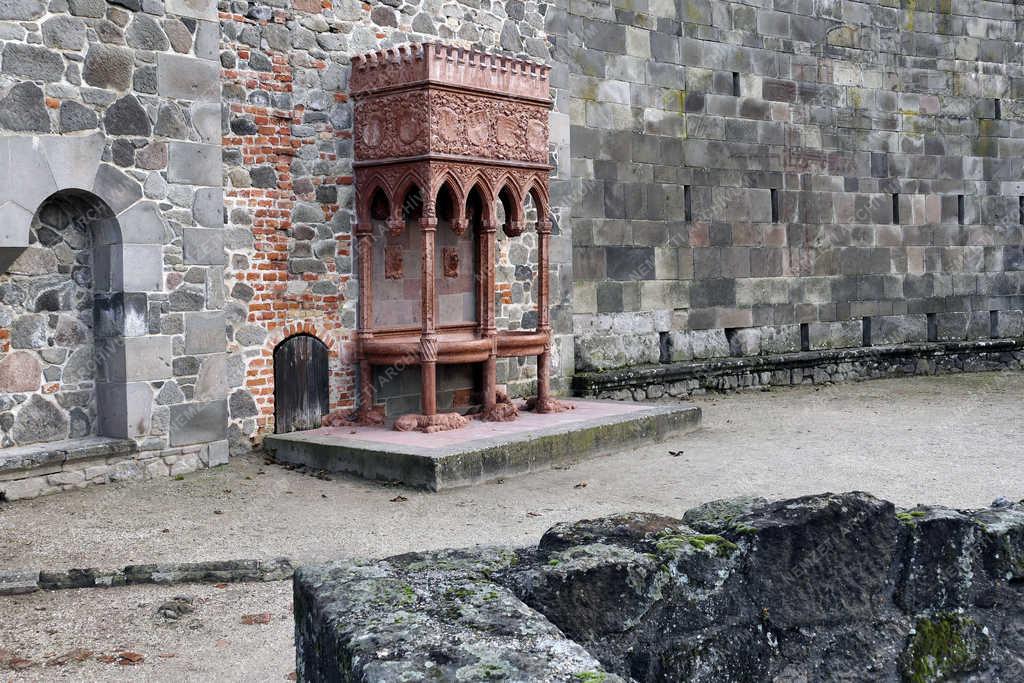 Történelmi emlék - Visegrád - Oroszlános kút a királyi palotában