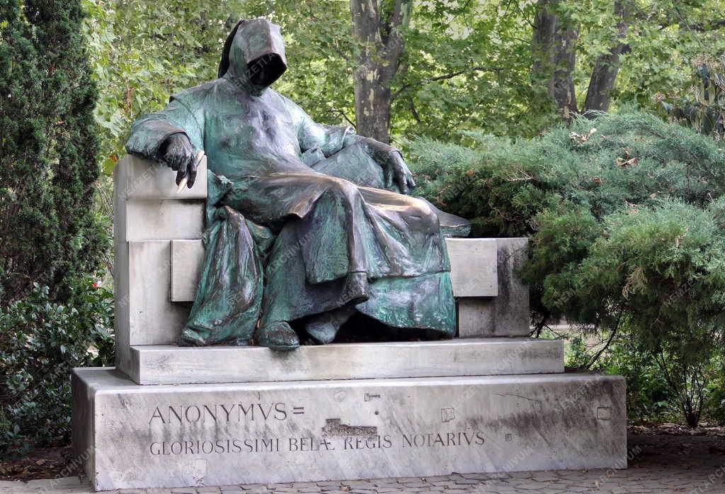 Kultúra - Budapest - Anonymus szobra a Városligetben