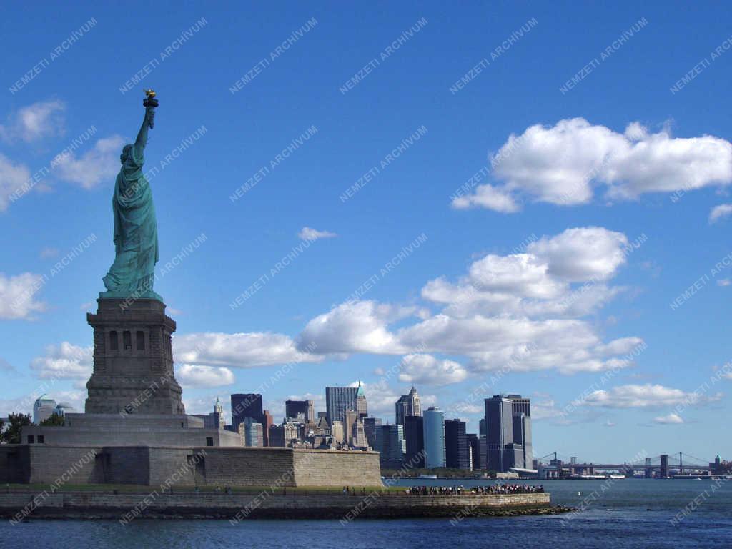 USA -New York, a Manhattan déli csücske a Szabaság-szobor mögött