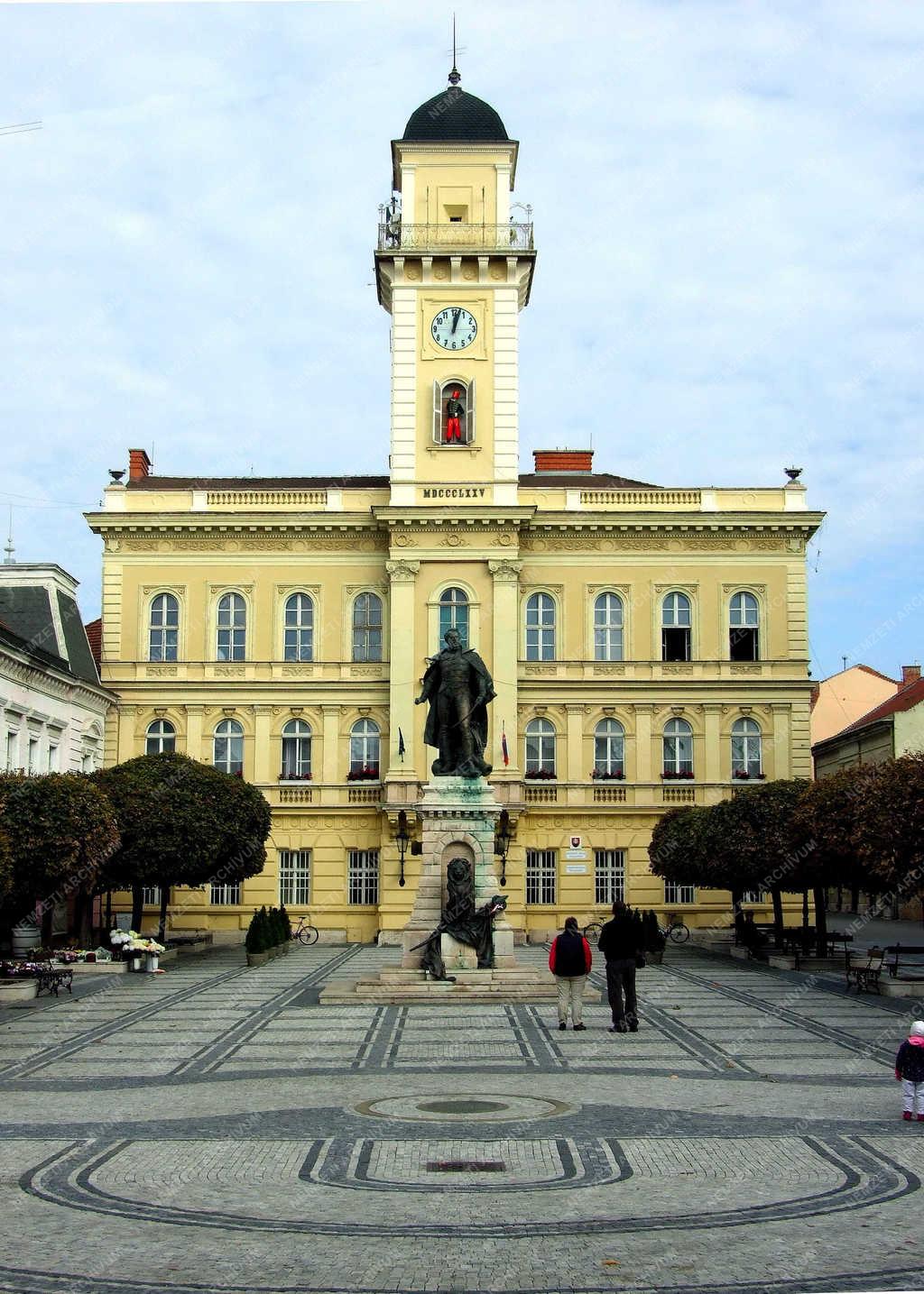Városkép - Révkomárom - A Városháza épülete a Klapka téren