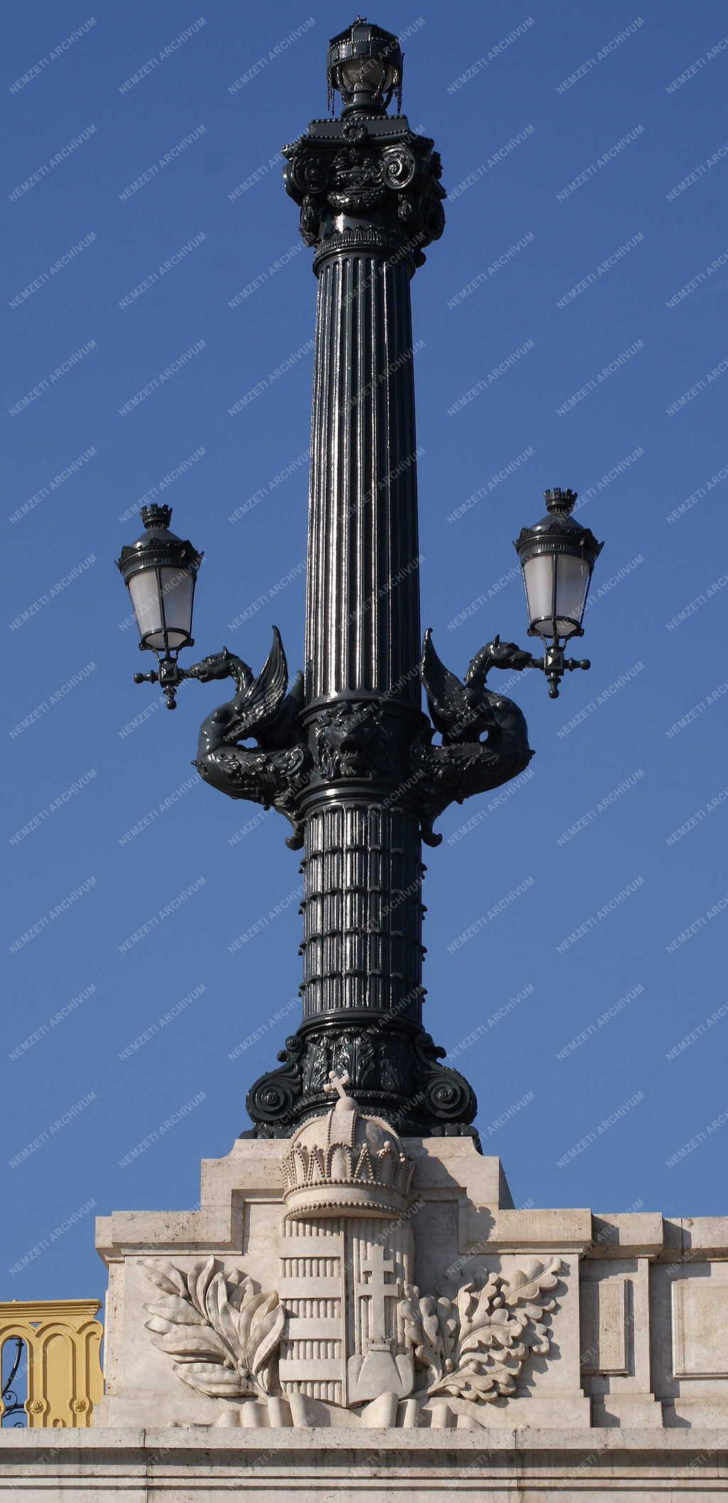 Budapest - A Margit híd díszes lámpaoszlopa