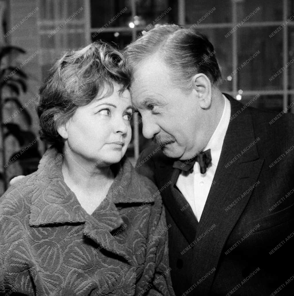 A Madách Kamara Színház december 30-án mutatja be Simon Neil: „Mezítláb a parkban” c. darabját. Rendező: Ádám Ottó