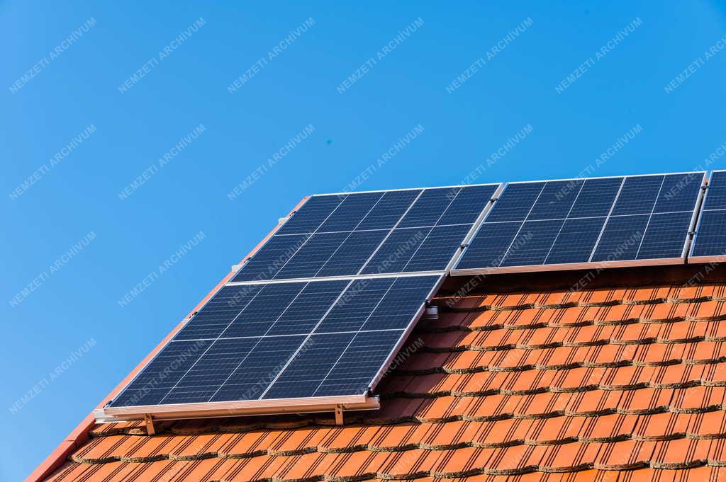 Energia - Budapest - Napelemek a háztetőn