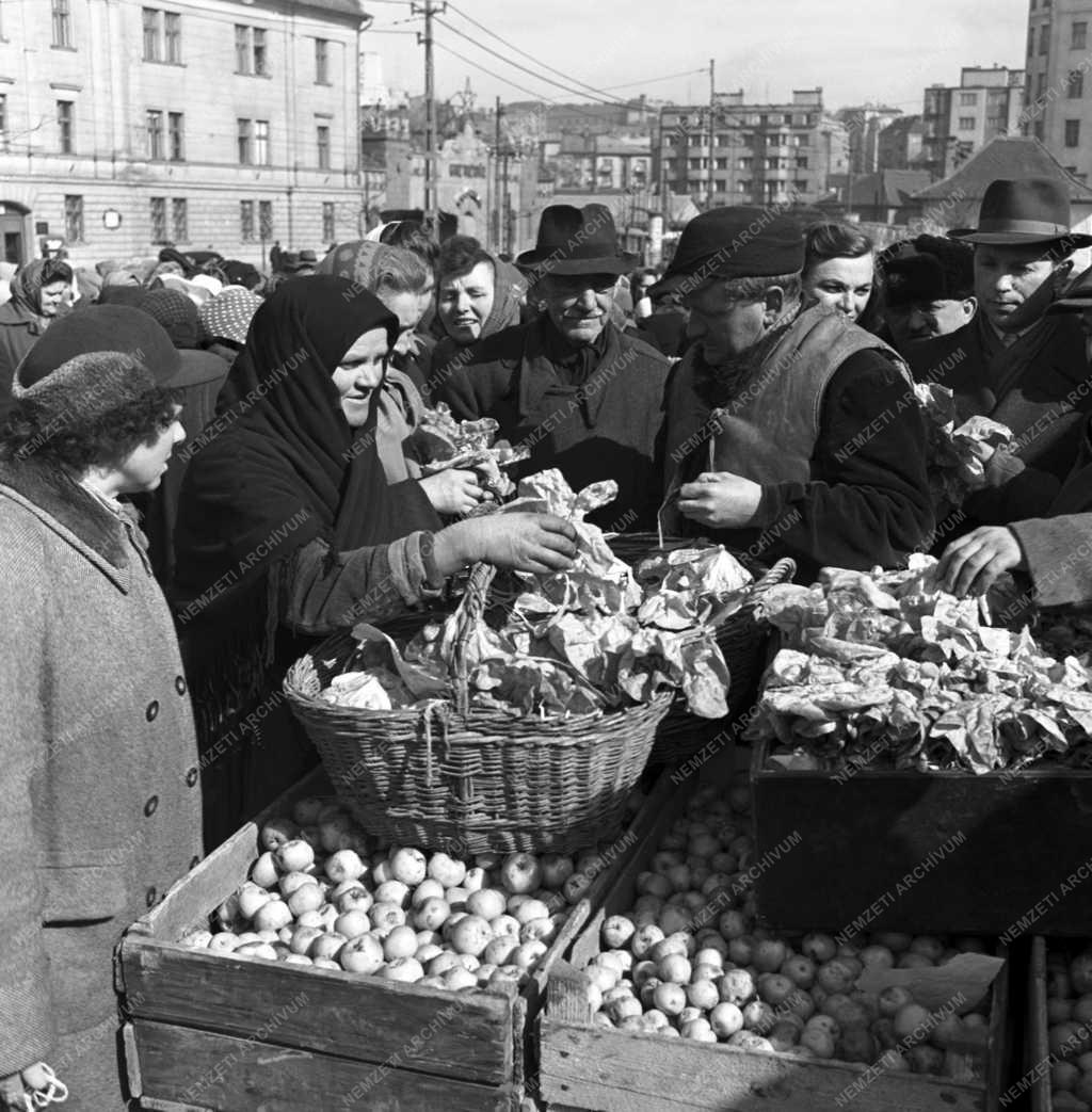 Vásár - A beloianniszi termelőszövetkezet kertészetének árui