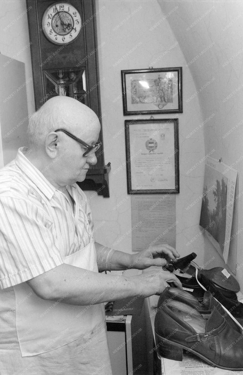 Foglalkozás - 75 éves cipészmester