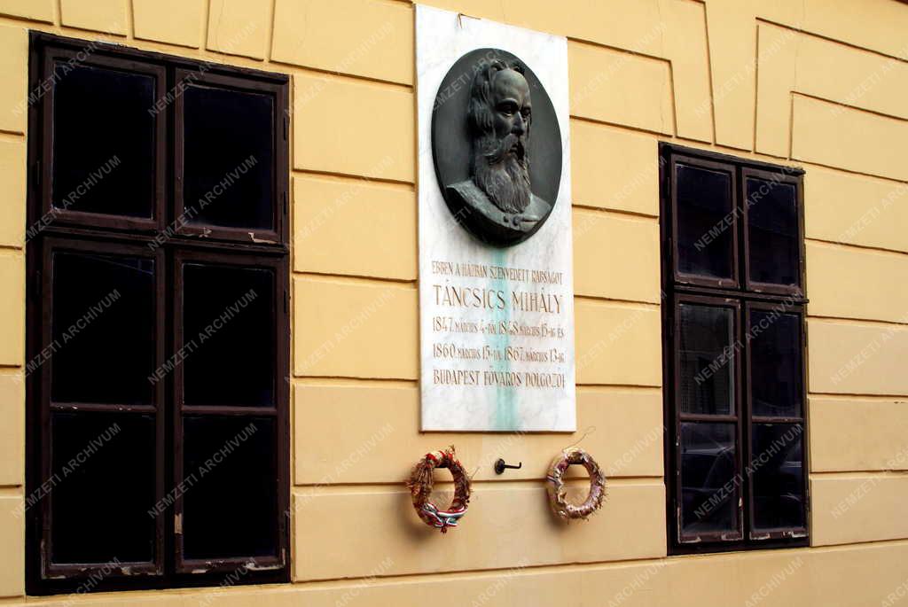 Emléktábla - Emléktábla Táncsics egykori börtönének falán