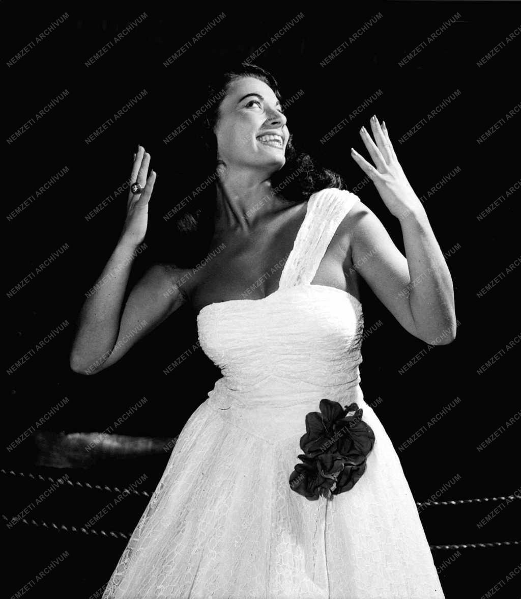 Kultúra - Virág Ági dizőz