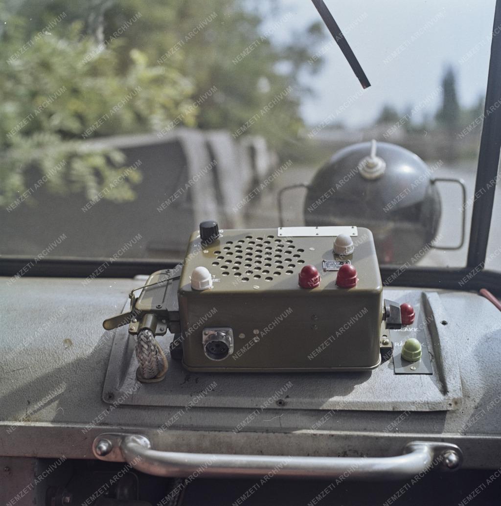 Katasztrófavédelem - Távközlés - URH-rádió tűzoltóautóban