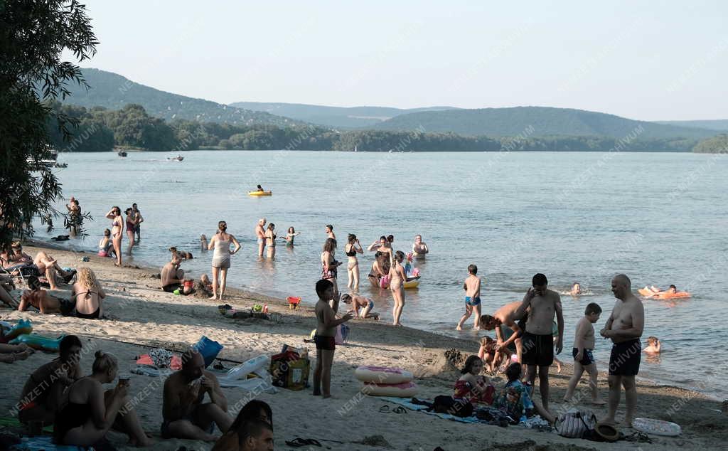 Szabadidő - Nagymarosi szabadstrand a Dunán