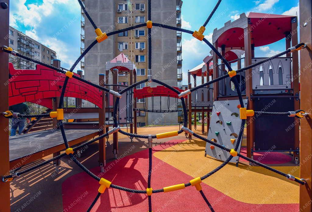 Szabadidő - Játszótér a debreceni Újkerti lakótelepen