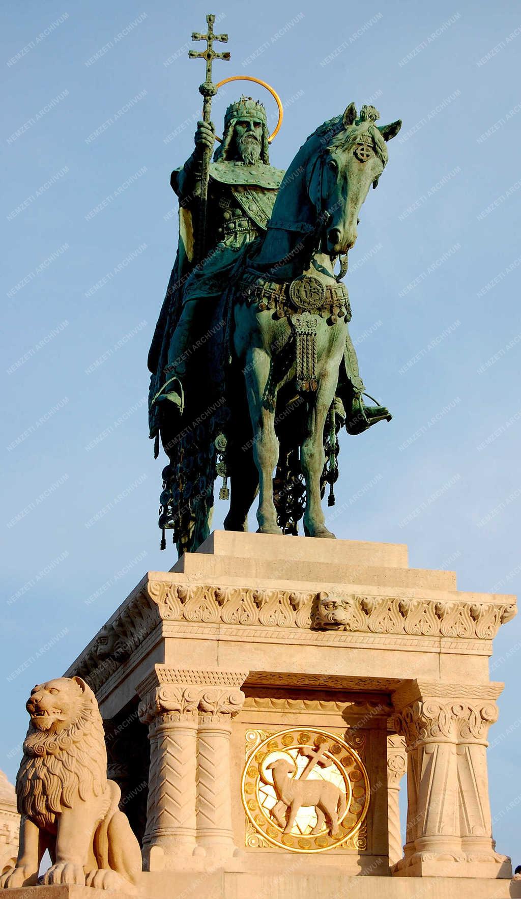 Szent István király lovasszobra