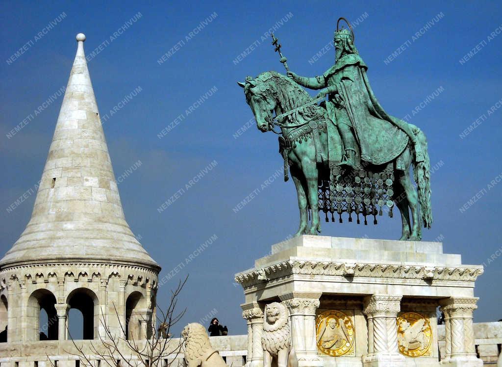 Szent István király lovasszobra