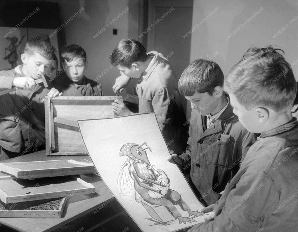 Szabadidő - Méhész szakkör dunaszentpáli általános iskolában