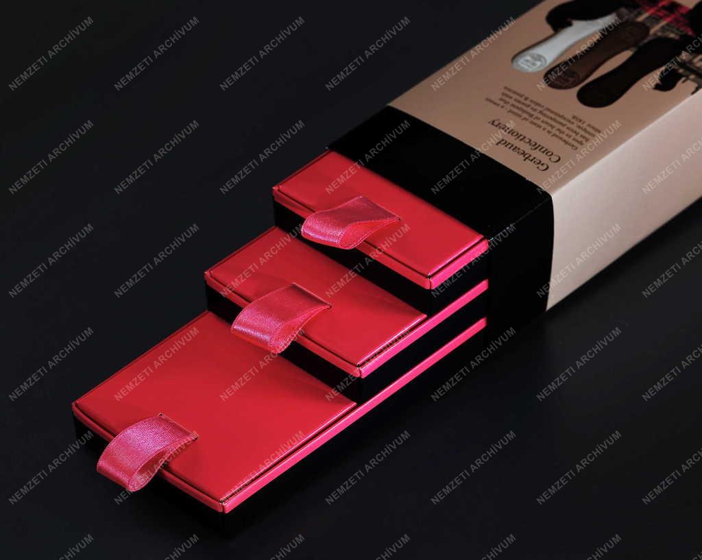 Tárgy - Emeletes csokoládés díszdoboz