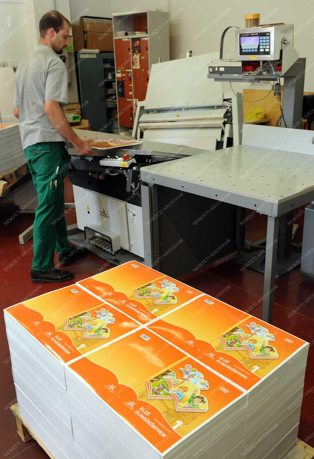 Nyomdaipar - Debrecen - Készülnek az új tankönyvek