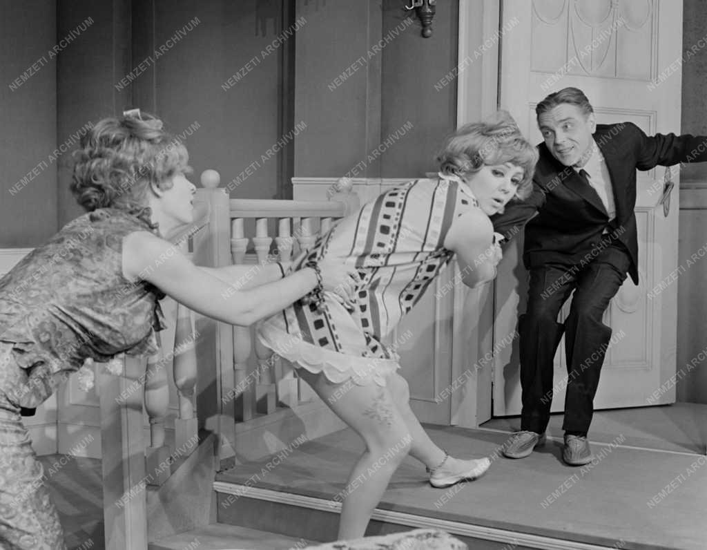 A Pesti Színház január 6-án mutatja be Neil Simon: „Furcsa pár” c. vígjátékát. Rendező: Várkonyi Zoltán.