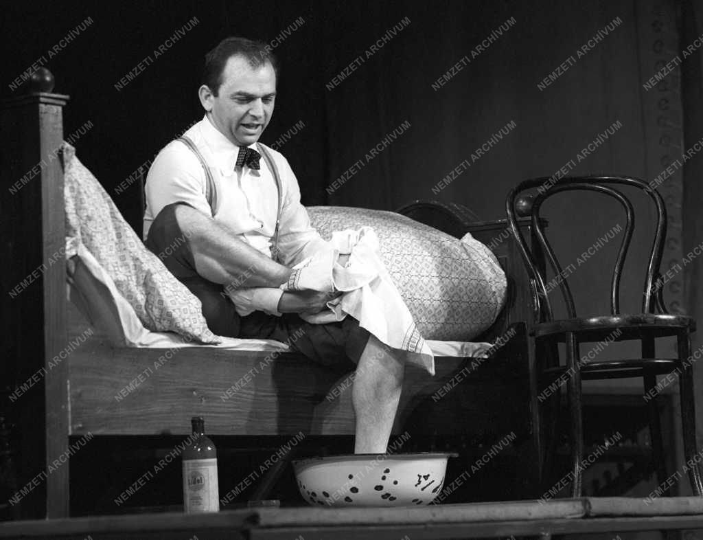 Színház - Svejk a hátországban - Bemutató a József Attila Színházban