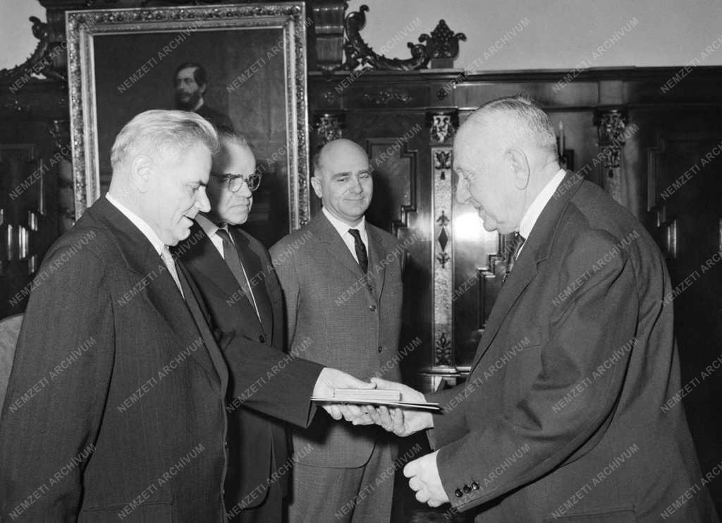 Elismerés - Salamon Béla színész kitüntetése 