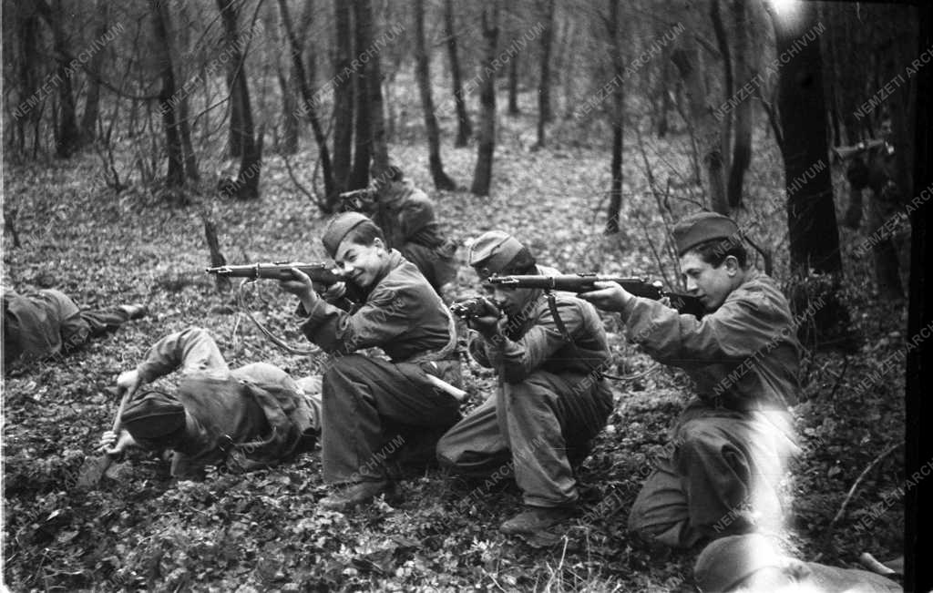 Történelem - Hidegháború - Fiatalok katonai kiképzése