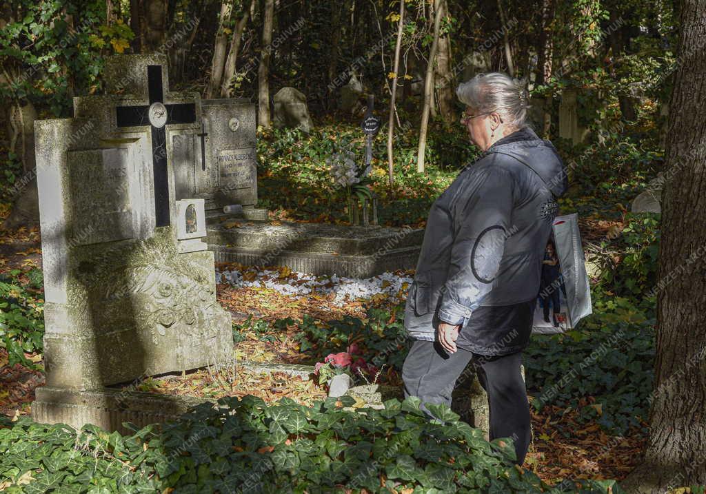 Kegyelet - Emlékezés - Mindenszentek és halottak napja előtt az Új Köztemető