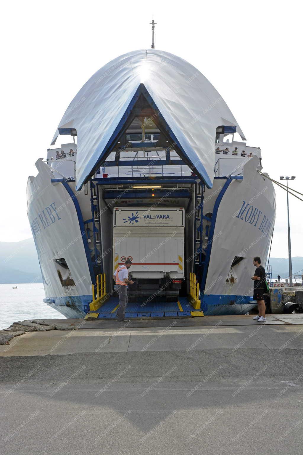 Közlekedés - Portoferraio - Komphajó a kikötőben