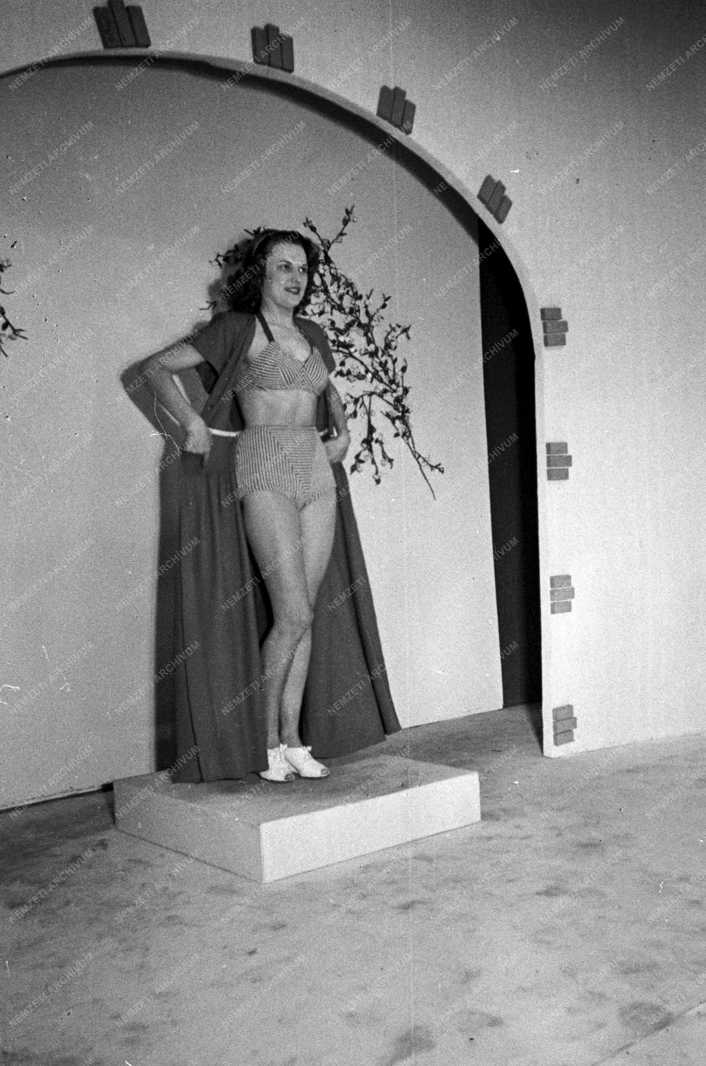 Vegyes - Divatbemutató 1949-ben