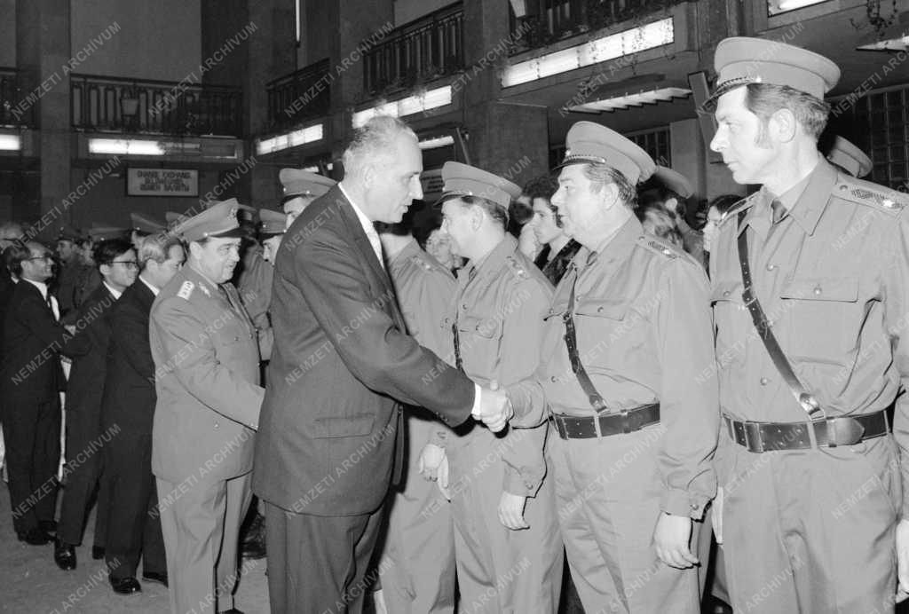 Belpolitika - Vietnamba induló küldöttség búcsúztatása