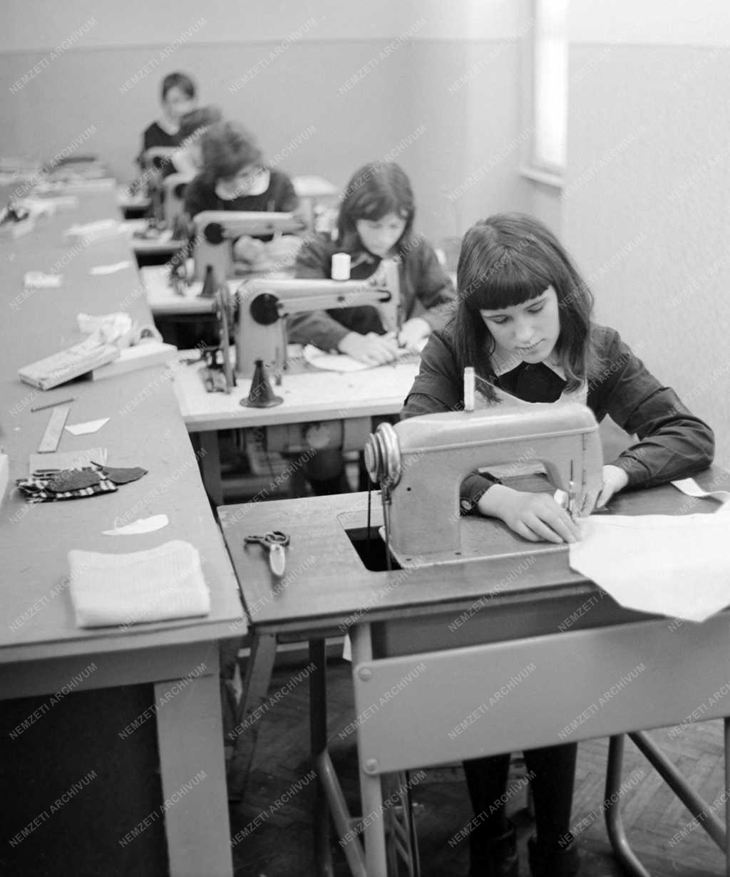Oktatás - Férfi és női szabó osztály a Varga Katalin gimnáziumban