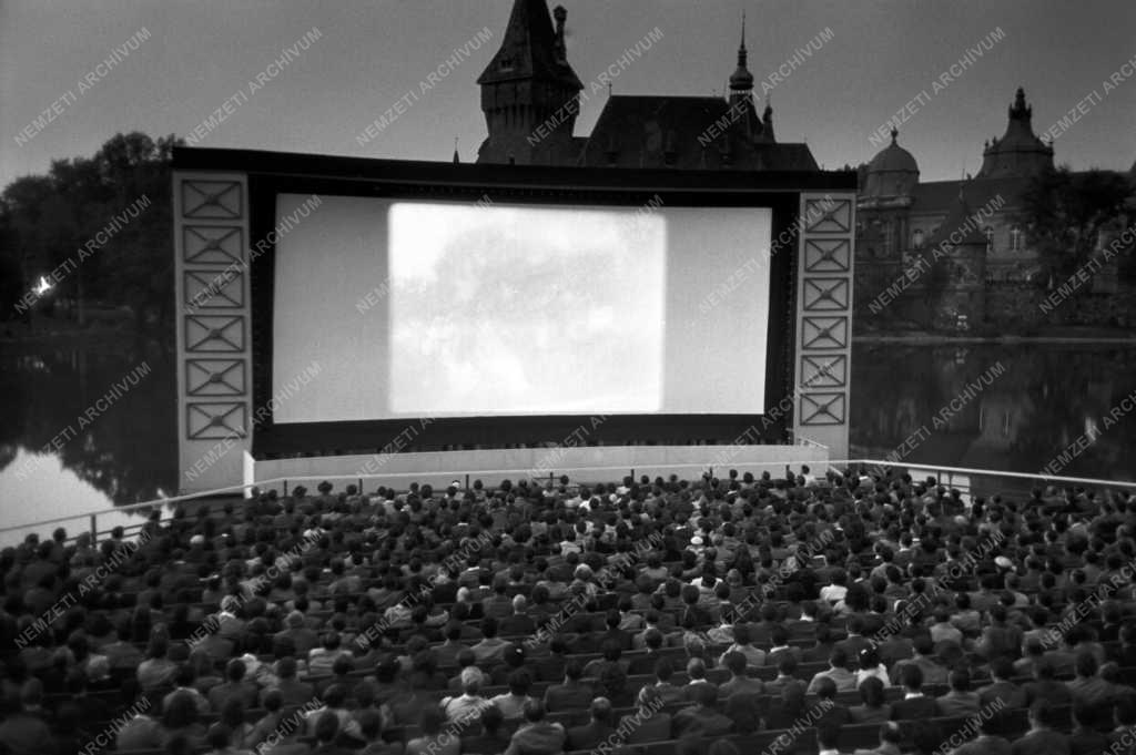 Szórakozás - Filmvetítés a Városligetben