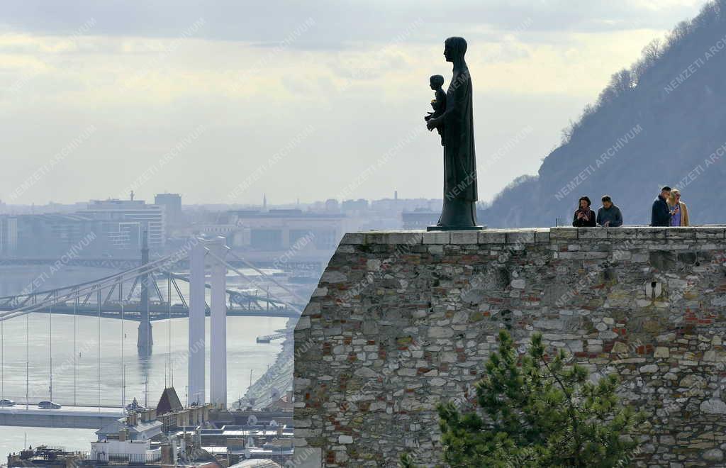 Városkép - Budapest - Szobor és turisták a Budai Vár Cortina-falán