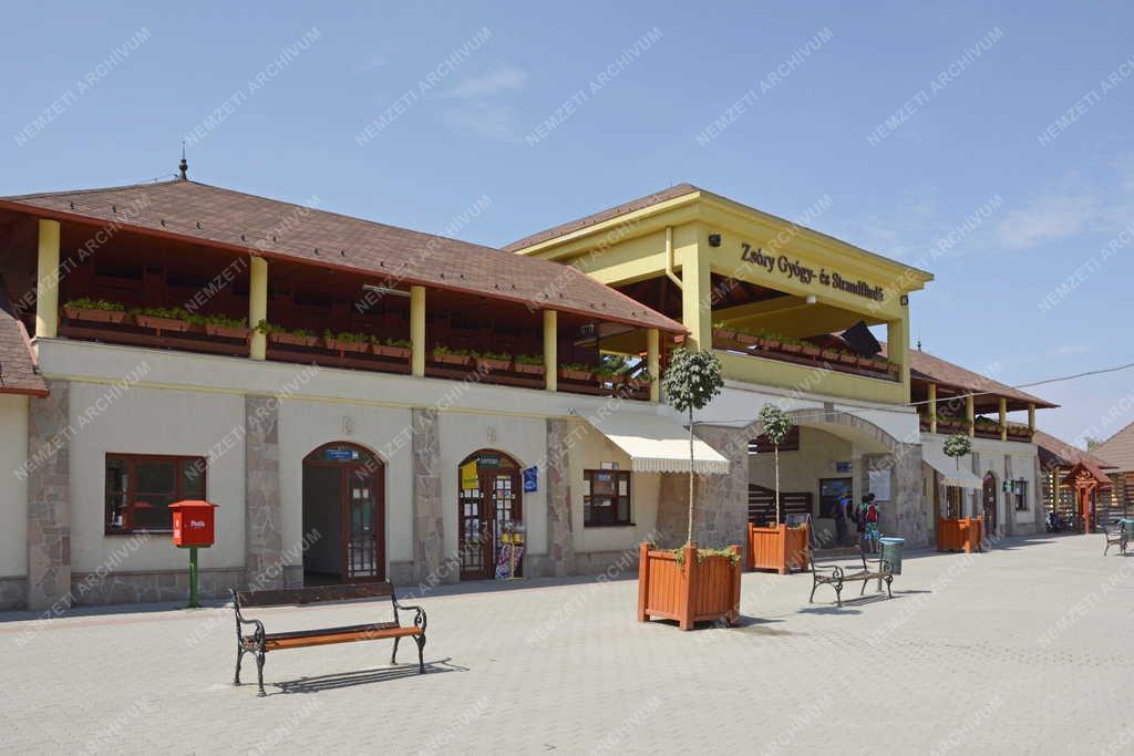 Épület - Mezőkövesd - Zsóry Gyógy- és Strandfürdő bejárata