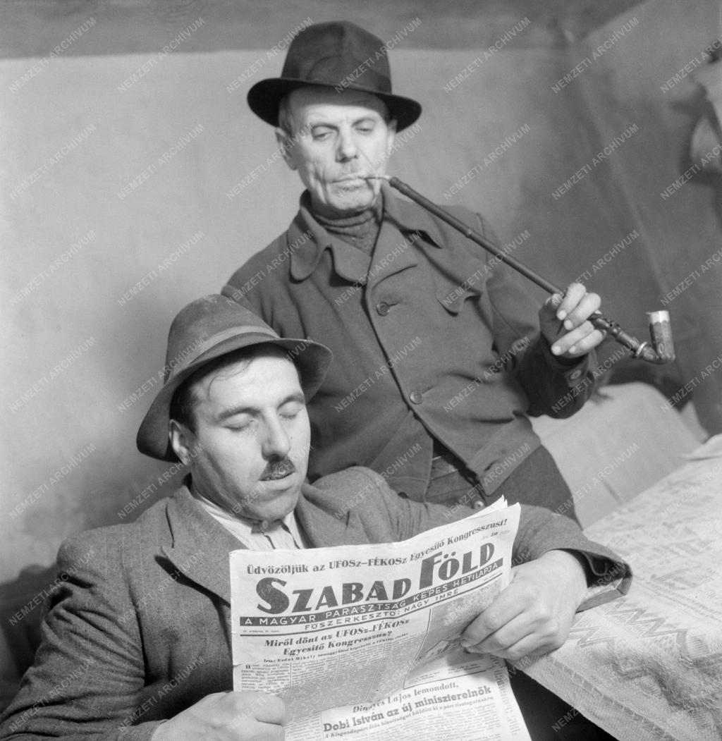 Sajtó - Szabad Földet olvasó férfiak
