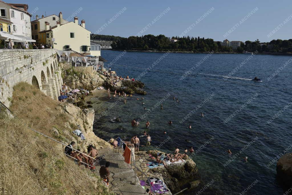 Horvátország - Turizmus - Fürdőzők Rovinjban