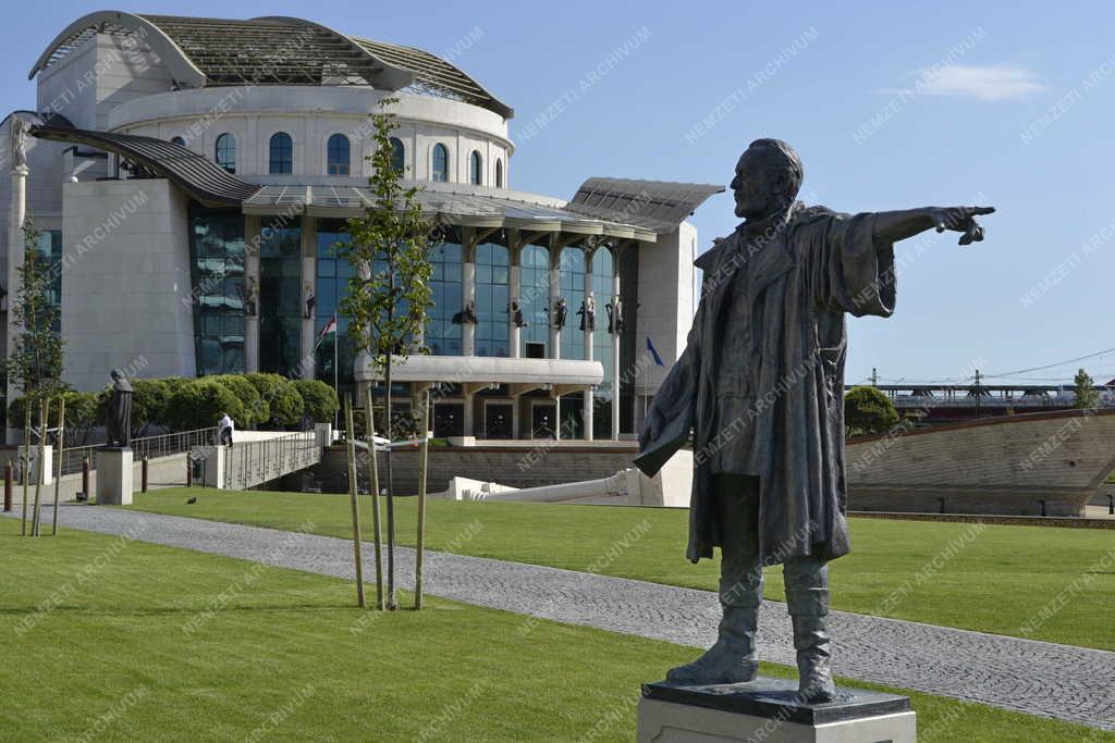 Műalkotás - Bessenyei Ferenc szobra