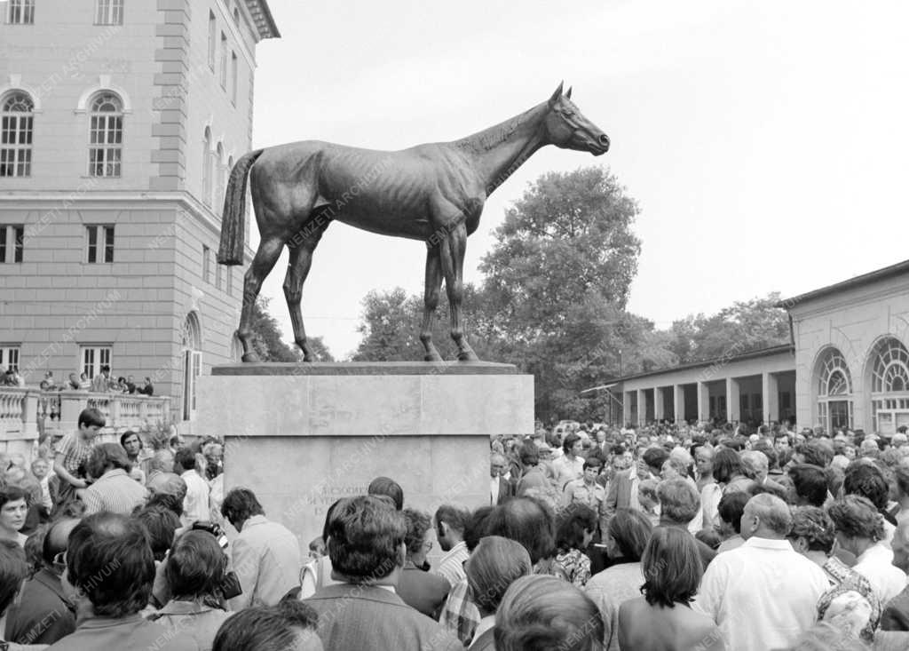 Lósport - Felavatták Kincsem szobrát a galopp-pályán