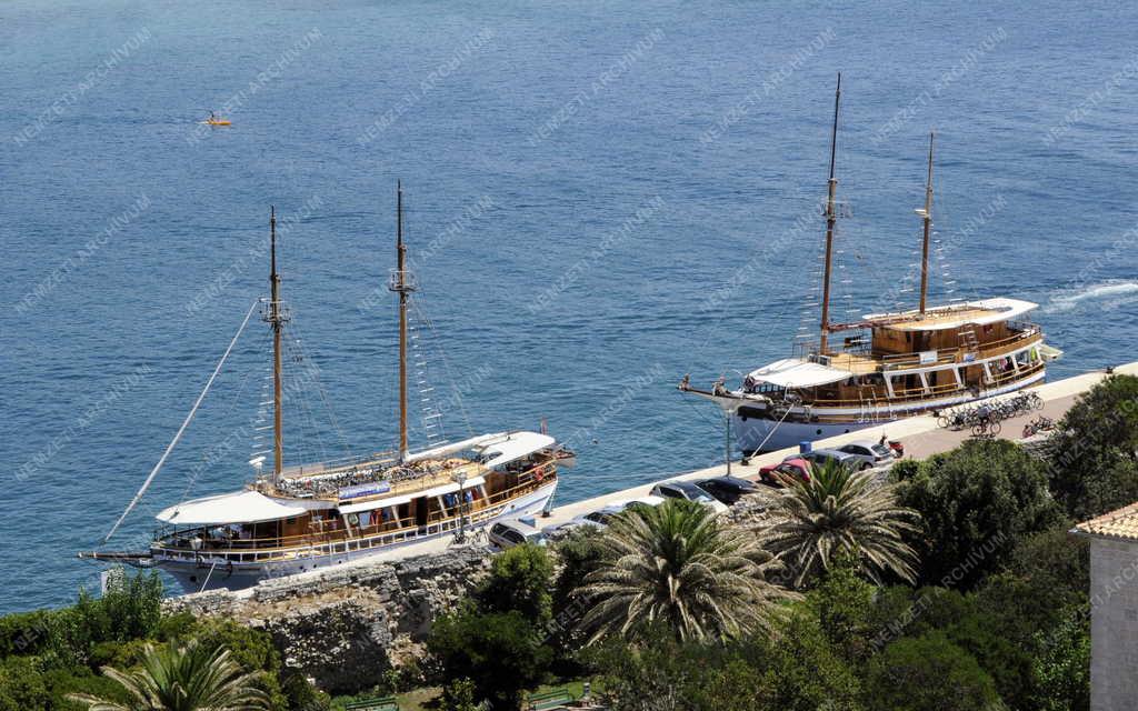 Idegenforgalom - Sétahajók a Rab-sziget kikötőjében