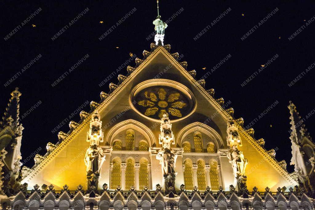 Budapest - Elkészült a Parlament díszkivilágítása